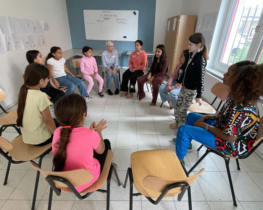 Morgenkreis mit Debbie und Eva